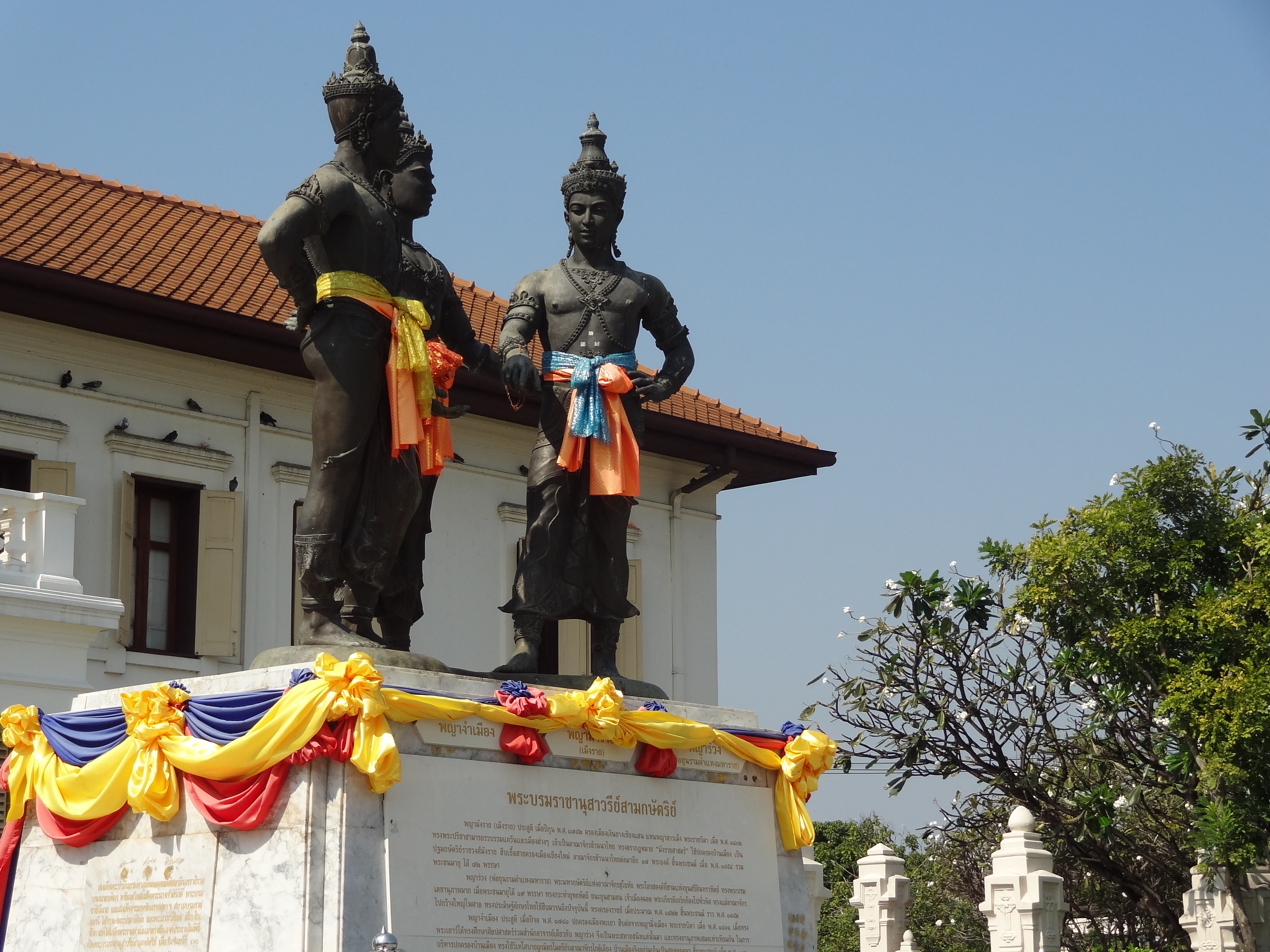 รูปปั้นสำริดสามกษัตริย์